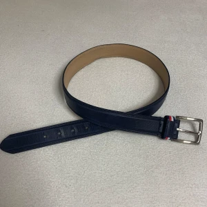Riktigt snygg Tommy Hilfiger bälte  - Tja! Säljer nu denna fina TH bälten på grund av att den har blivit för lite för mig. Den är i storleken 32/80. Om du har midjemått 29 eller smalare på dina jeans/chinos/shorts då kommer denna bälte passa dig perfekt! Den är i bra men använd skick.