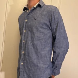 Ljusblå bomullsskjorta  - Snygg och stilren skjorta. Perfekt för sommaren 😎 Skick:8/10(något sliten)