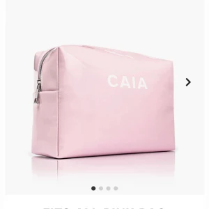 Rosa Caia necessär  - Säljer min rosa stora necessär från Caia, fint skick🩷🩷nypris 265 mitt pris 120