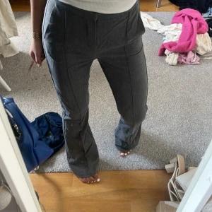 Gråa kostymbyxor - Säljer dessa gråa kostymbyxor för att jag inte använder de längre! Bra skick!