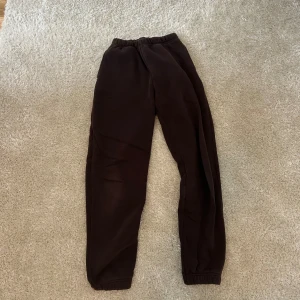 Mjukisbyxor - Bruna mjukisbyxor från gina