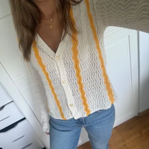 Virkad kofta - Så sjukt snygg kofta ifrån hm! Sitter väldigt fint på. Knappt använd så i mycket bra skick. Storlek xs men passar mig som har S!💖