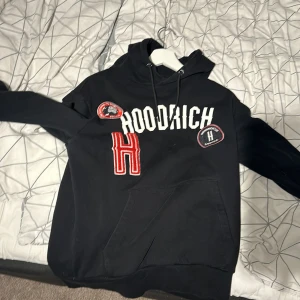 Hoodrich hoodie  - Fint skick av hoodrich hoodie. Knappt använd. Såklart äkta, skriv för fler bilder. Storklek S men passar helt klart Xs. Kan gå ner i pris vid snabb affär!