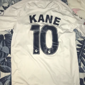 Tottenham tröja 2019 - Tottenham tröja från Champions league 2019 med kane på ryggen. Small men passar M. Lite använd skick 9/10