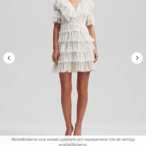 By Malina klänning  - Säljer min By malina klänning som jag har använt en gång på min student dag. Super fin❤️