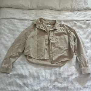 Beige jacka  - Kortare beige jeansjacka 