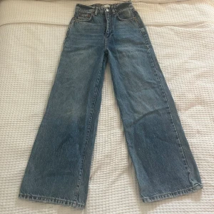 Stonewash vida jeans med hög midja  - Midja: 64 cm Innerbenslängd: 71 cm Bra skick 