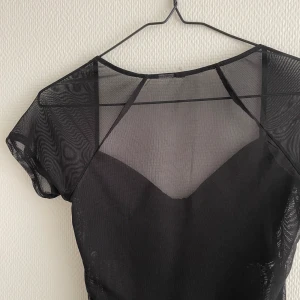 svart topp - jättefin svart topp med mesh vid axlarna! 