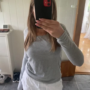 Långärmad tröja - Tunn långärmad tröja från Lager157! Jättebra skick då den inte är så använd💘
