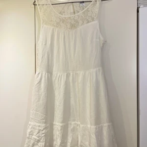 Vit Sommrig Vera Moda Klänning  - En jättefin vit klänning från Vera Moda i storlek L 