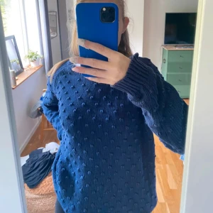 Blå virkad tröja  - Super fin tröja i gott skick. DM mig för fler bilder🩷. 