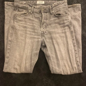 Jack and Jones jeans - Säljer nu mina feta JJ jeans i modellen loose chris då de bara hänger i min garderob nu för tiden. De är i fint skick och i storleken 28/32. Det är bara att skicka iväg ett meddelande vid närmsta fundering💯