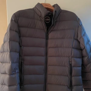 Vinterjacka Colmar - Härligt grå vinterjacka från Colmar i toppenskick som mest hänger i garderoben, den är ganska liten i storleken. tveka inte att höra av er vid minsta fundering