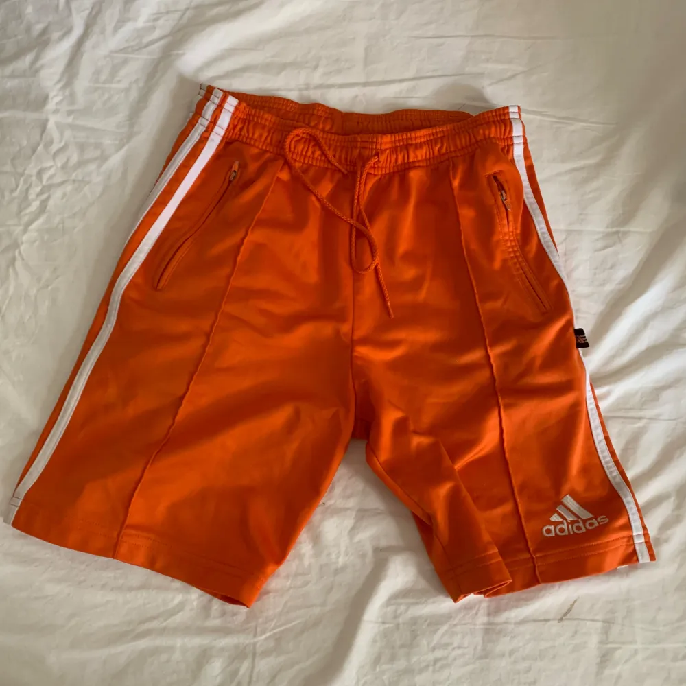 Fett snygg orangea adidas shorts, man kan träna i dem, ha de över strumpbyxor, byxor, lite spice i outfiten helt enkelt. Shorts.