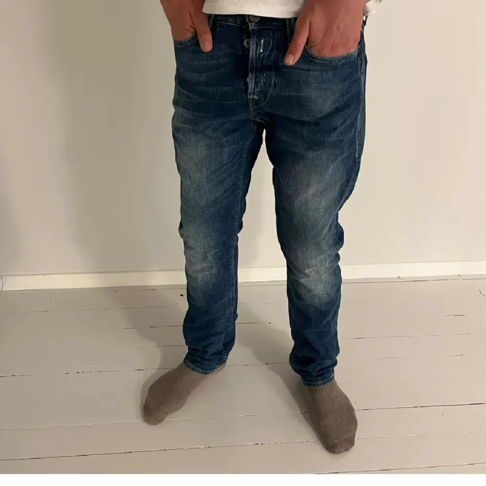 Säljer ett par sjukt feta Replay jeans i storlek 29/32. Hör gärna av er vid ytterligare frågor!🤝🏻. Jeans & Byxor.