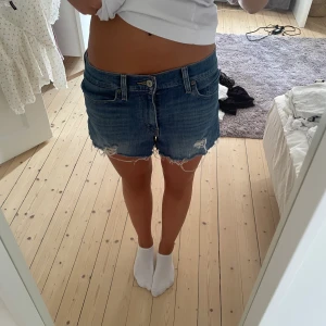 Levis jeansshorts  - As snygga Levis jeans shorts!! Storlek 28 men skulle säga att de passar mindre!💙