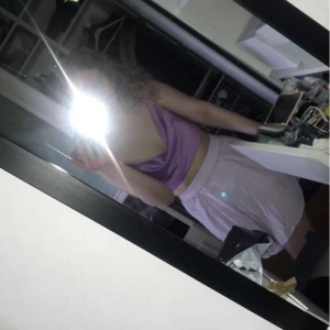 Ljuslila sommarkjol - Kort kjol från märket Samsøe Samsøe i pastell lila färg, väldigt somrig. Den har fickor och är kortare i sidorna och längre fram och bak vilket ger en mer smickrande passform!☺️