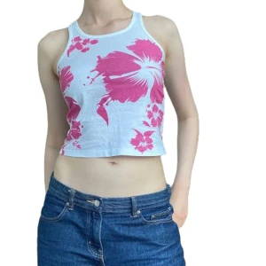 Hawaii flower linne - Så sjukt sött y2k linne med rosa hawaii blommor. Uppskattar till xs. I jättefint skick, utan defekter! Skriv i dm vid funderingar, för fler bilder eller för prisförslag! Köp direkt via köp nu 💓