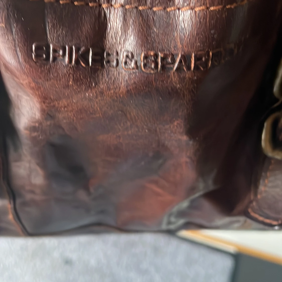 Trendig handväska i äkta läder - 90