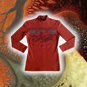 Röd vintage tröja - Vintage långärmad tröja med print!! Mycket bra skick, väldigt varm :)) !Obs! Sitter som en 36-38!!🪩