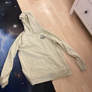 Gul Dope Hoodie  - Storleken är L men passar på mig med M
