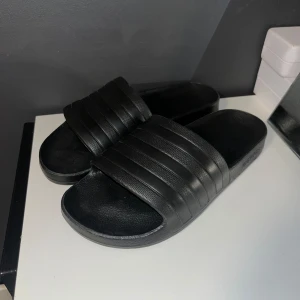 Adidas tofflor  - Adidas tofflor helt ny endast testade  Storlek 40,5