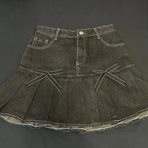 Kjol - Jeans kjol med rosetter, Dm om ni har frågor 🎀