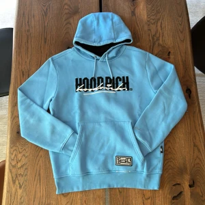 Hodrich Blend Hoodie - Regular fit hoodie, med stora fickor för enkel tillgång. På vänster ärm får man en diskret ficka med dragkedja. Väldigt bra skick. Om intresserad hör av dig, pris kan diskuteras.