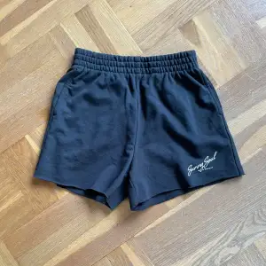 Svarta mjukisshorts från H&M i storlek xxs. Skriv för mer bilder eller mått!