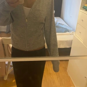 Stickad Kofta - Säljer denna populära stickade zip up tröjan från H&M. Storlek 158/164, motsvarar ungefär Xs-M. Bra skick använd fåtal gånger. Pris kan diskuteras vid snabb affär💓💓
