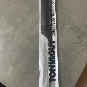 Frisör/ separerande hårborste  - Medel i storlek. Ny och har många antal av de. 💕