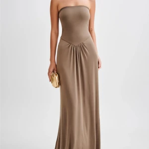 Meshki klänning - Jättefin klänning som aldrig är använd men att skicka tillbaka var så krångligt! Storlek XS (modellen har XS) 💞köpt för 1030kr, men säljer för 900kr inklusive frakt. Helt slutsåld på hemsidan 