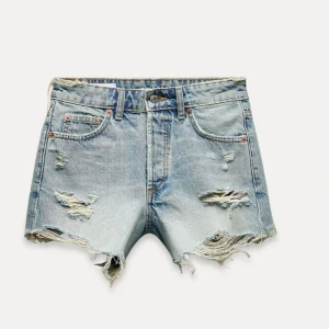 Zara jeans shorts, storlek 38 - Originalpris 329 kr, använda några fåtal gånger men som nya, de är dragkedja och knapp