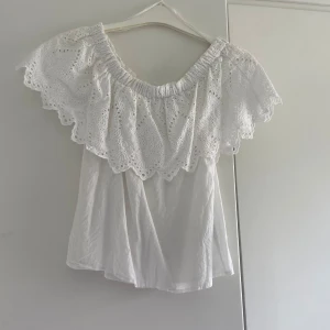 Vit topp - Säljer en jättefin vit topp som inte kommer till användning, är använd lite gran, pris går att diskutera 