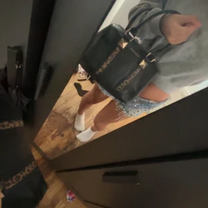 Victoria’ s Secret väska  - Super fin Victoria’s Secret väska i super bra skick.Den är ganska stor och rymlig.