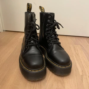 Dr. Martens Jadon - Jätte fina Dr. Martens men tyvärr passade de inte mig så bra. Har använt 1-3 gånger