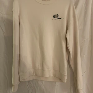 Kaws x Uniqlo vit crewneck  - En crewneck i mycket bra kvalitet. Använd typ 2 gånger och i topp skick.