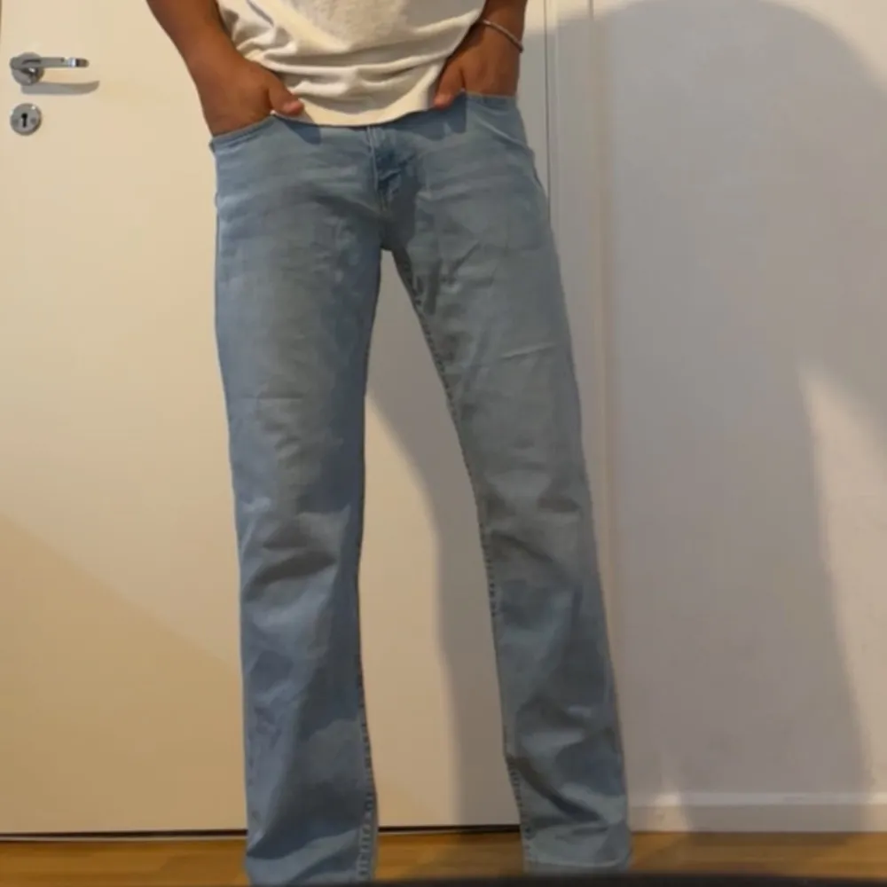 Straight leg jeans. Köpta på hollister butik. Väl omhändertagna och har en jätte bra passform 👏. Jag är 176cm och väger 70kg. 31W och 30L. Hör av er vid frågor 😁. Jeans & Byxor.