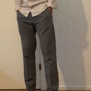 Kostymbyxor - Gråa kostymbyxor från bailey. Används inte då de är för stora för mig. Väl omhändertagna. Bra passform (tapered fit). Storleken är 32 men passar även 33. Hör av er vid frågor 😁