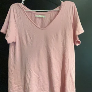 T shirt  - En jätte fin vanlig rosa t shirt. Kommer inte till användning 