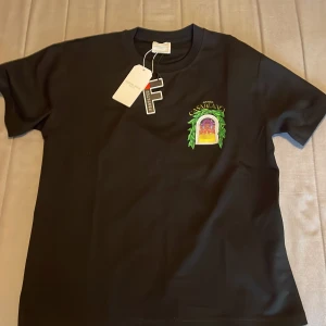  Casa Blanca T shirt - Svart Casa Blanca t shirt, helt oanvänd. Vill få såld på den pågrund av de är inte min storlek. Storlek M Farsan köpte den från Farfetch, så har kvar båda etiketten. Har tyvärr ingen kvitto.   Snabb affär = Pruta nån hundring     