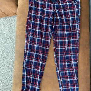 Pyjamasbyxor  - Är i storlek 170 men passar även xs