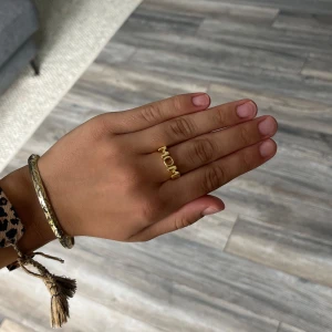 Lyla mom ring guld  - Har haft den i ungefär 3 eller 4 veckor och är i jätte bro form❤️ har storlek M i ringar på långfingret, pekfingret och tummen och passar dem fingrarna perfekt💕 köpte för 159kr❤️❤️