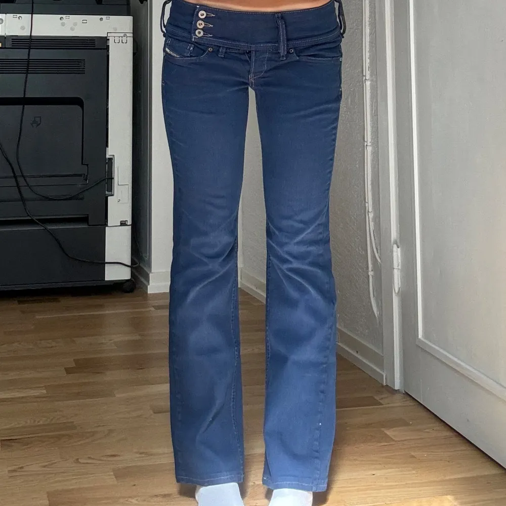 Säljer dessa vintage diesel jeansen i storlek 28/34 som passar på mig som har XS-S och är 165❤️. Jeans & Byxor.