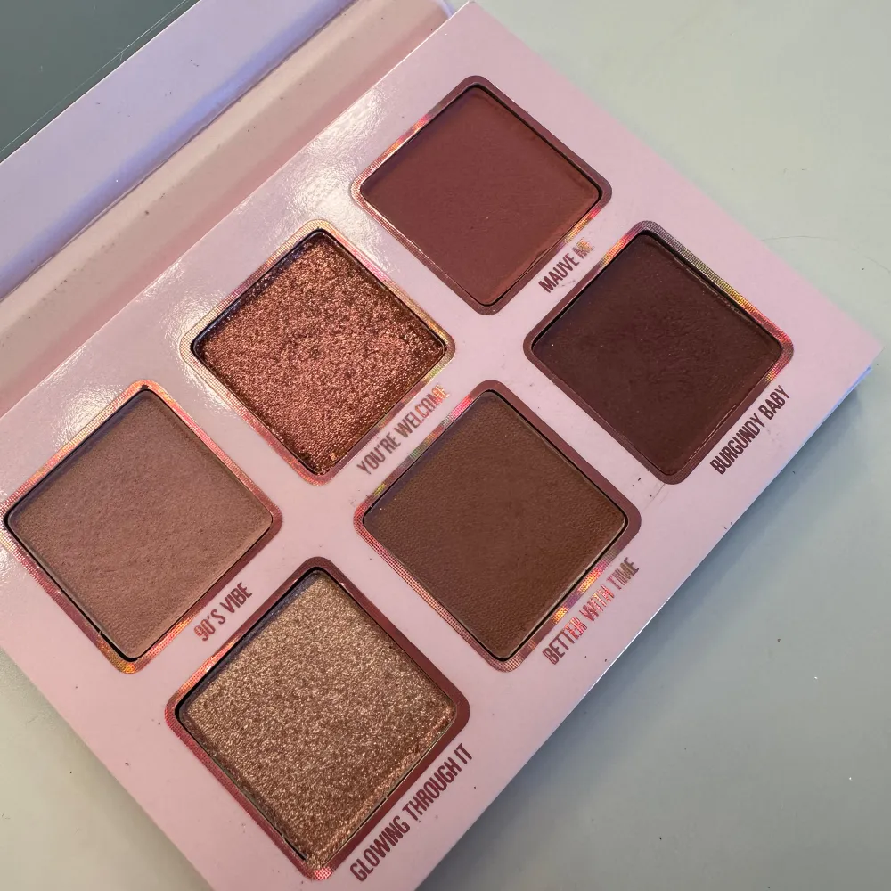 Mini mauve eyeshadow palette från Kylie Cosmetics, slutsåld på hemsidan🤍 Näst intill oanvänd!. Skönhet.