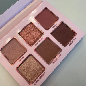 Ögonskuggspalett - Mini mauve eyeshadow palette från Kylie Cosmetics, slutsåld på hemsidan🤍 Näst intill oanvänd!