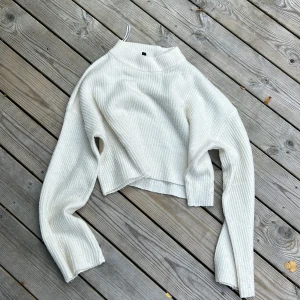 Stickad Cropad vida armar - Stickad Cropad och stora armar!