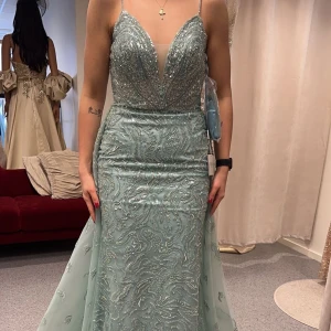 Klänning - Mintgrön klänning som endast användes i några timmar🤍 Storlek 6-34/36 Kan fraktas (personen står för frakten) Pris kan diskuteras vid snabb affär🤍