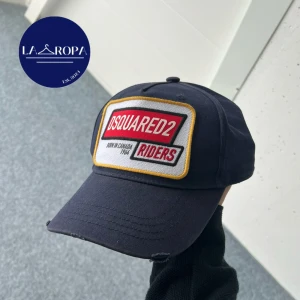 Dsquared2 keps  - Dsquared2 keps i grymt skick, använd ett fåtal gånger och är i väldigt bra skicka, nypris ligger runt 1600