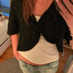Svart glittrig bolero - Aldrig använd, liten i storleken🫶🏼🫶🏼